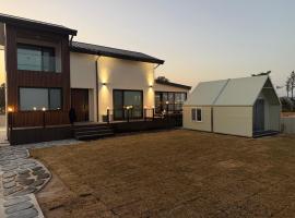 엘리시안 풀빌라, хотел в Iga