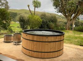The Homestead at Qambathi Mountain Reserve - pets welcome - Wood fired hot tub, hotel i Elandskop