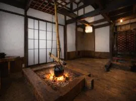 囲炉裏のある築100年の一棟貸し古民家で昔の暮らし体験