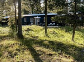 Military Residence By The Sea In Northern Gotland, Hotel in Fårösund