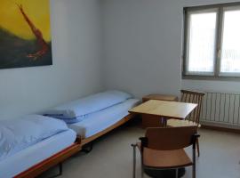 Unterkunft Zwisa, хотел в Jenaz