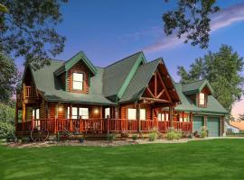 Family-Favorite Cabin with Private Seasonal Pool and Movie Theater, hótel í Celina