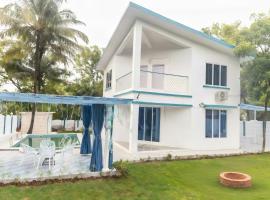 Modern Private Pool Villa with Garden Near Mumbai, hotel en Virār