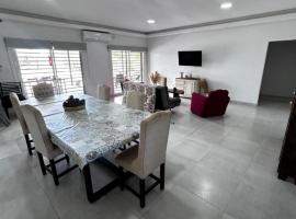 La familia, hotel a Yanda