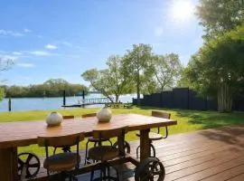 Waterfront Coomera Escape