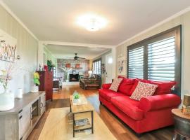 Modern 2BR near WFU Steps to LJVM Coliseum Family Friendly Fast WiFi, Hotel in Winston-Salem