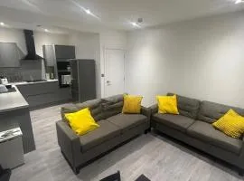 Six bed Ensuite located near Grove park station