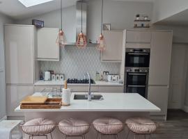 Luxurious Villa- A Taste of Paradise, hotel em Sutton