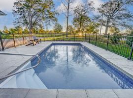 Golf Course Home with Pool and Hot Tub Near Lake and State Park, hotel en Celina