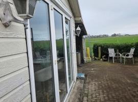 Welness huisje rust en ontspanning prachtig uitzicht, hôtel à Rohel