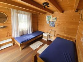 Blockhütte am Flugplatz mit Pool, hotel a Kühndorf