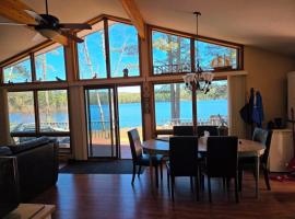Four Season Lakehouse with beautiful views and crystal clear water, hotel sa Cayamant