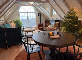 Elegant Private Barn Apartment in E Dover with 50 mile view โรงแรมในEast Dover