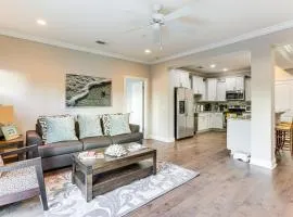 3 Mi to Pier Village Dog-Friendly St Simons Home!