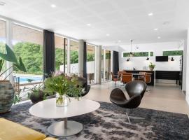 Exclusive Duplex Mansion with Jacuzzi & Pool, hotel com banheiras de hidromassagem em Charlottenlund