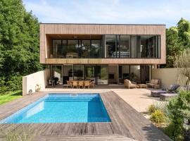 Exclusive Duplex Mansion with Sauna & Pool – hotel w mieście Charlottenlund