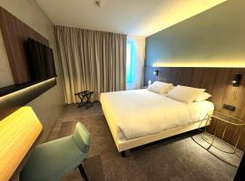 Kyriad Chateauroux Nord - A&eacute;roport, hotel com piscina em D&eacute;ols