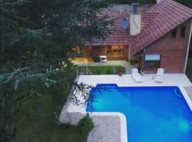 Casa quinta El Paraiso, hotel u gradu 'Camet'