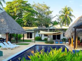 With that poetic garden and the sea very close, hotel en Chulamar