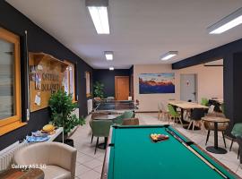 Lunga Via Delle Dolomiti, hotel in Calalzo