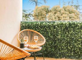 T2 moderne avec piscine, terrasse et parking privé, hotel in Uzès