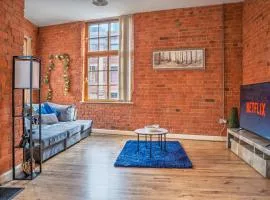 City Centre 2-Bed, 2 Balconies, 65 Inch TV, Free Parking, Coffee Machine, Netflix