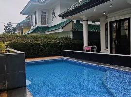 Villa Bening Geulis - Private Pool - Meja Billiard, hotel a Cikundul