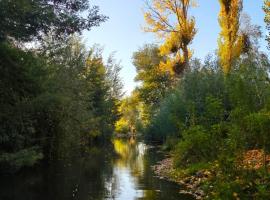 Tiny House Al lado del río – hotel w mieście Linares