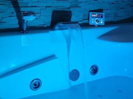 Nid d amour IndoneZen Balneo & table de massage, hotel in Saint-Nicolas-de-la-Grave