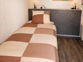 Chambre tout confort Saphir 1 à 3 P dans belle maison, hotel in Vaulx-en-Velin