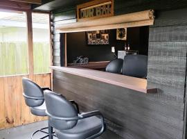 Luxury Houston Retreat Bar Gym Pool Table, hotel di Houston