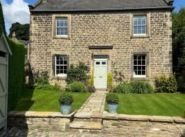 Garden annexe in Hathersage centre with parking, Hotel in Hathersage