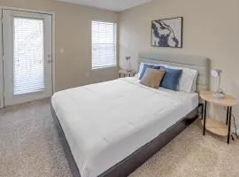 Modern Comfort w Balcony, Kitchen & WiFi