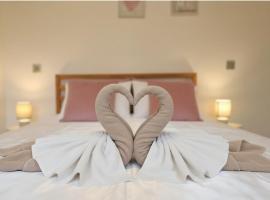 Superbe appartement au bord du lac d'Annecy avec jardin et terrasse, hotel in Sévrier