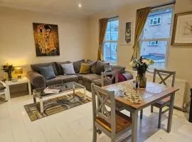 Lovely apartment in Barnes and garage