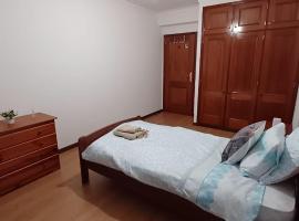 Quarto de Solteiro com varanda centro de Viseu, hotel in Viseu