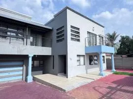 3 Bed - Modern Retreat with Stay-in helper