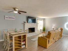Lake Resort Access & On-Site Pool! Ozarks Getaway, hotel v destinaci Osage Beach
