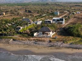 Casa Kona, Luxury Beachfront Villa La Saladita with Lap Pool & Palapa, hotel i Temalhuacán