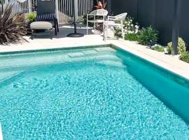 Courtyard Pool Studio Private Luxe Retreat, hotel in Coal Point