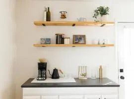 "The Dawning House" - Peaceful Modern Stay w/ Yard