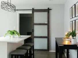 "The Homestead" UPSCALE STAY - Downtown with Yard