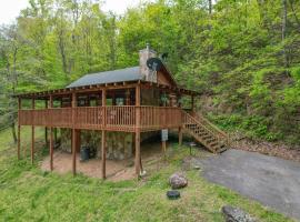 Over the hills and far away! Smoky Mtns cabin!, hotel en Sevierville