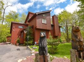 Bool Bear Lodge a pet friendly Pocono Vacation Home, khách sạn ở Tobyhanna