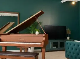 Moss & Oak - King Bed - Grand Piano - TOP FLOOR