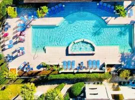 Gorgeous condo, 2 bedrooms, 2 baths, with pool, minutes to Clearwater Beach