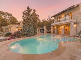 Thomais 2-Villa Stone Estate with Pool & Sea Views, Hotel in Agia Pelagia
