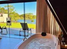 Chalé com hidromassagem de frente para a lagoa