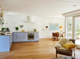 Personligt Indrettet Sommerhus Nær Stranden, hotel i Vejby