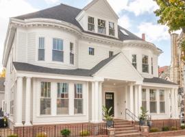 Boston Harvard Elegant Mansion Spa Bath & Entertainment Level, Hotel in Cambridge